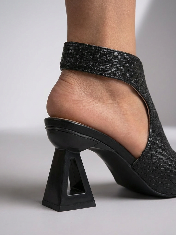 Thalina – Elegant braided sandals
